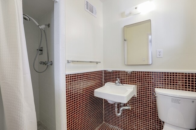 Building Photo - Charming 3 Bedroom and 2 Bath Home in Glen...