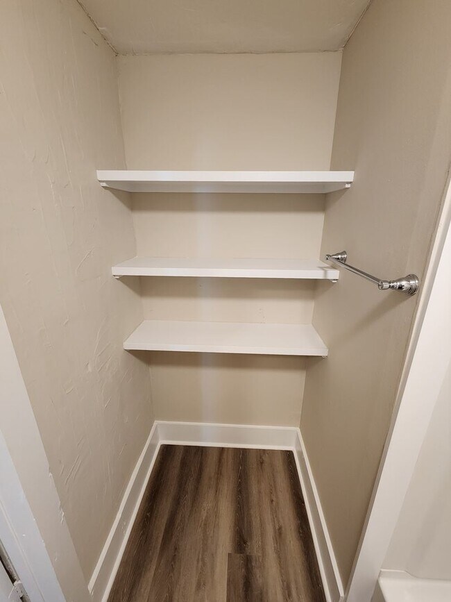 Building Photo - Spacious 3-Bedroom, 1-Bathroom Home AVAILABLE NOW!!