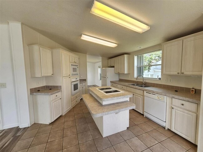 Building Photo - 330 3rd St Dr W
