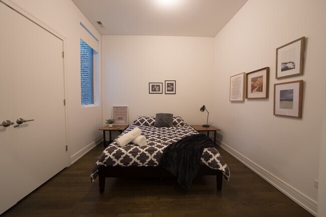 Building Photo - 2048 W Chicago Ave