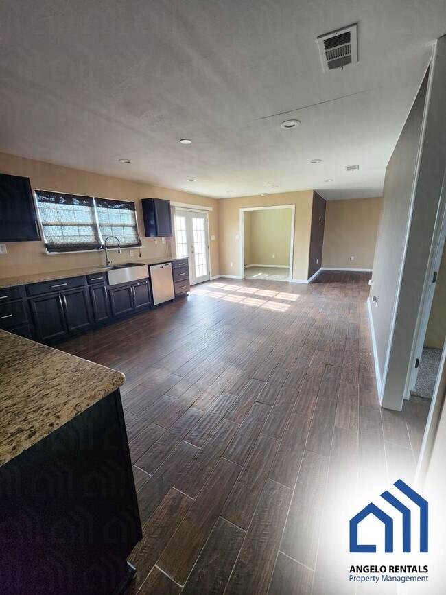 Building Photo - Spacious 3 bedroom 2 bath home COMING SOON!