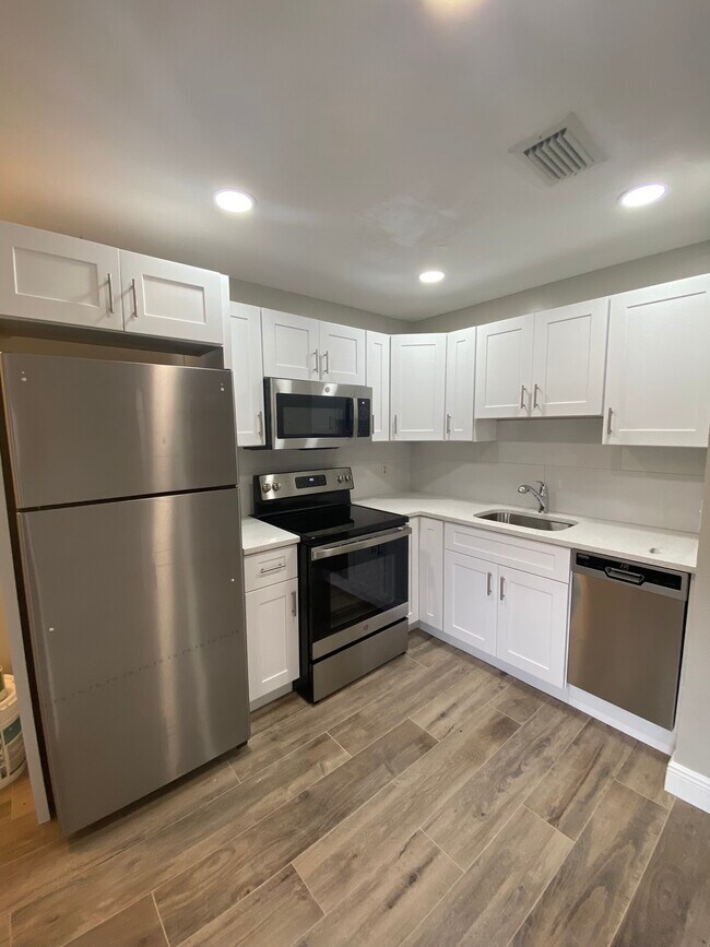 Building Photo - 2210 Marilyn Ln