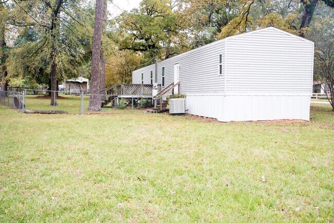 Building Photo - 23602 Saxon Way