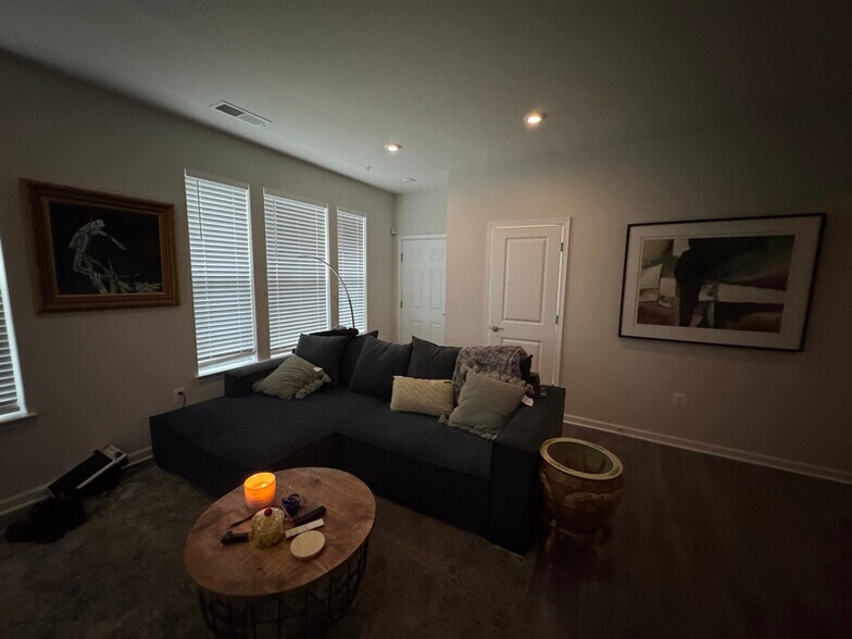 Building Photo - 10505 Neil Armstrong Way