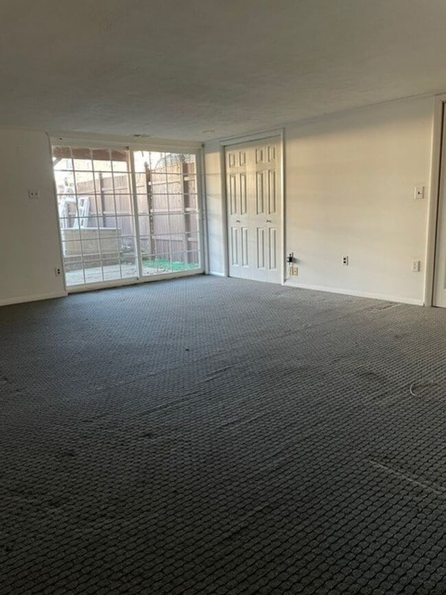 Building Photo - Stunning 6-Bedroom Home with Parking Spot and Large Yard! Available NOW!