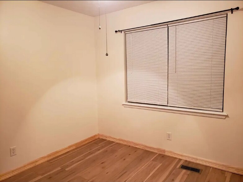 Building Photo - 800 Highland Ct