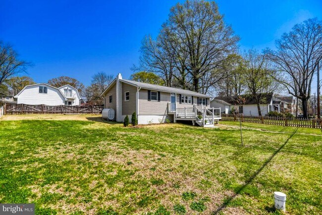 Building Photo - 1715 Tacoma Rd