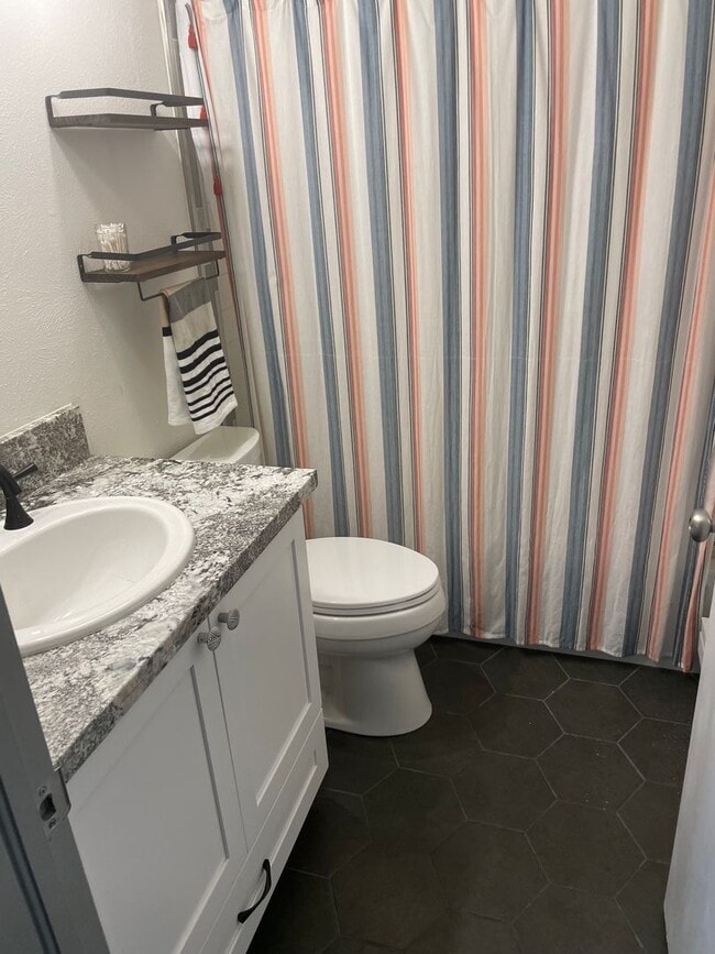 Building Photo - 1144 Maple Dr