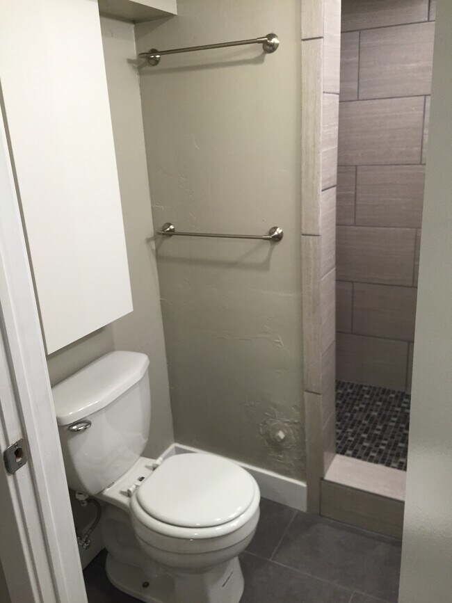 Building Photo - 664 E Ramona Ave