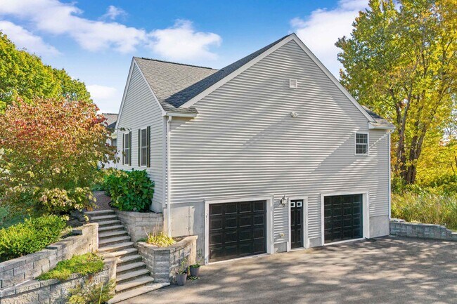 Building Photo - 22 Maple Rd