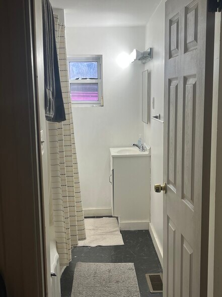 Bathroom - 6202 Saint Marie St