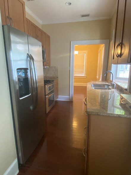 Building Photo - 714 S Bungalow Terrace