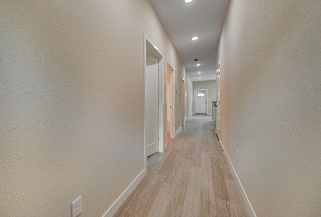 Building Photo - 105 E Ensey St