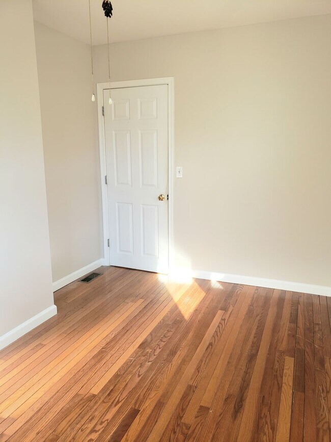 Building Photo - 3 BDRM, 2 BA Rambler w/ Basement - Great l...