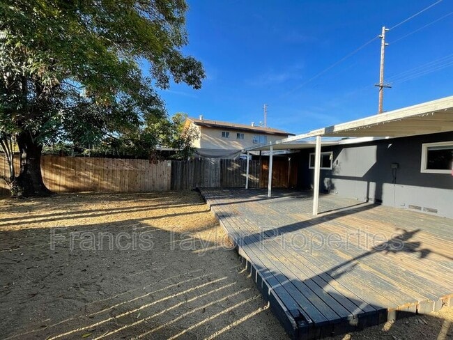 Building Photo - 551 N Citrus Ave