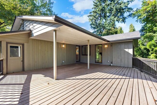 Building Photo - 2640 SW Vista Dr