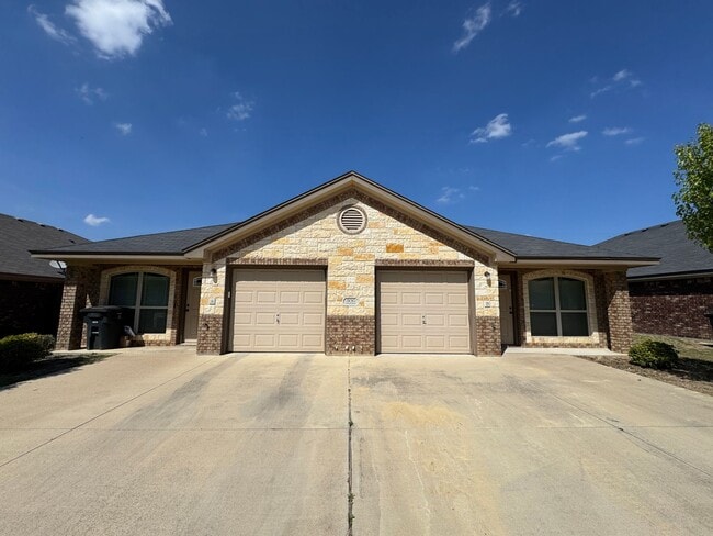 Building Photo - 506 Sladecek Dr