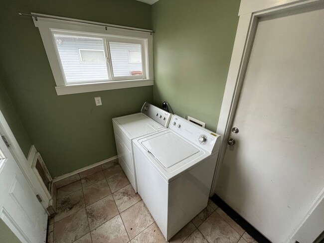 Building Photo - Charming 2 Bed 1 Ba House in Gladstone - Garage, Washer and Dryer, Landscaping Including!