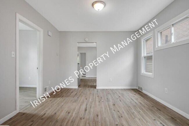 Building Photo - 529 Winslow Ave