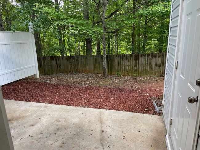 Building Photo - Fresh Renovation, 3 Bedroom Townhouse