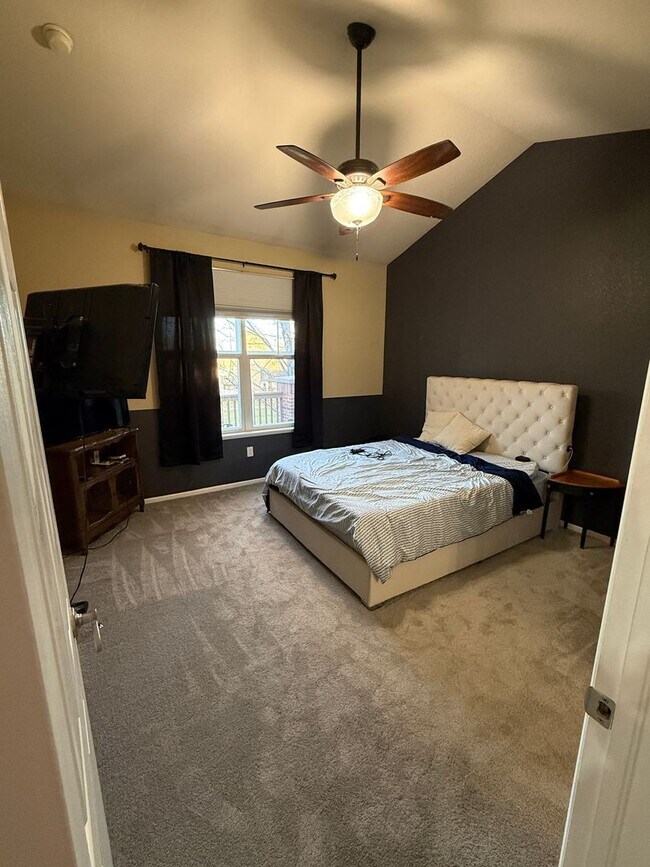 Building Photo - Single room for rent in the heart of Heather Ridge