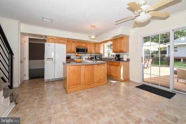 Building Photo - 127 Lark Dr