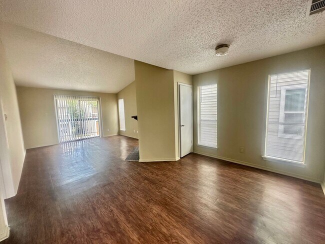 Building Photo - 1910 West Loop