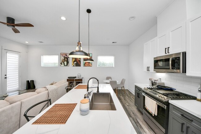 Building Photo - 1066 Mansfield St