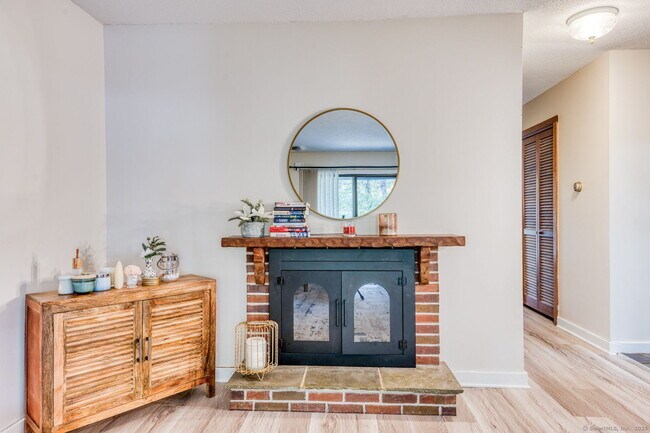 Building Photo - 10 Deepwood Dr