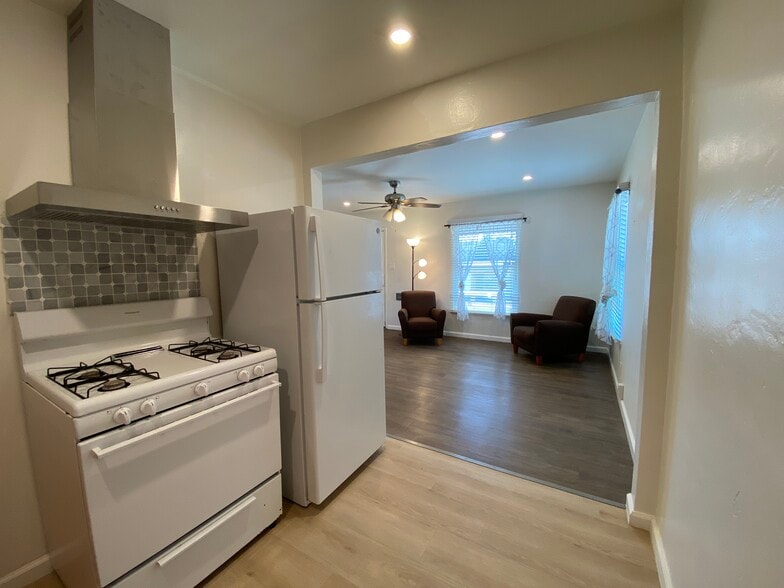 Shared Kitchen - 4247 Cartagena Dr