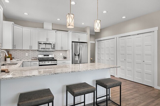 Building Photo - Modern 4-Bed Home in Sunstone Place