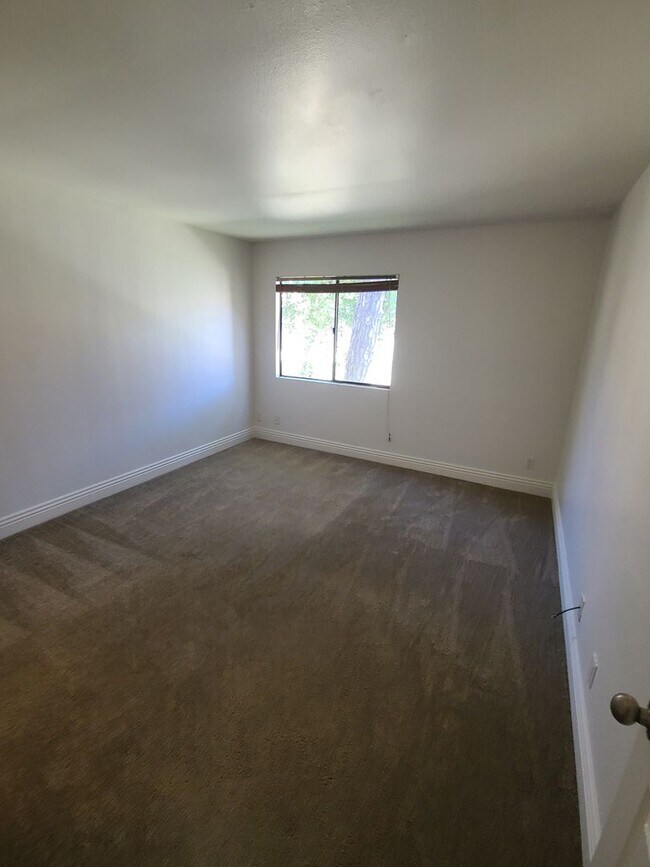 Building Photo - Spacious 2Bd Condo in Mira Mesa with Private Balcony & In-Unit Laundry!