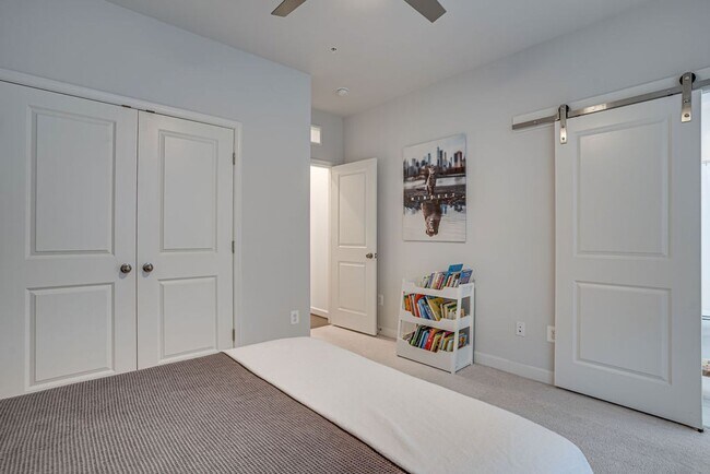 Building Photo - Luxury Townhome with Stunning Views and Pr...