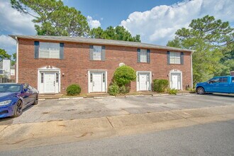 Building Photo - Charming Townhome with Fireplace & Fenced ...