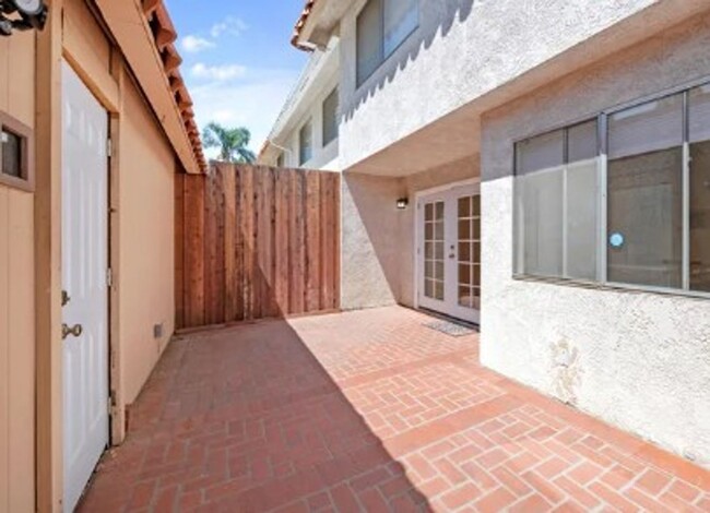 Building Photo - 3bed/2.5bath + Garage Townhome in Tarzana-...