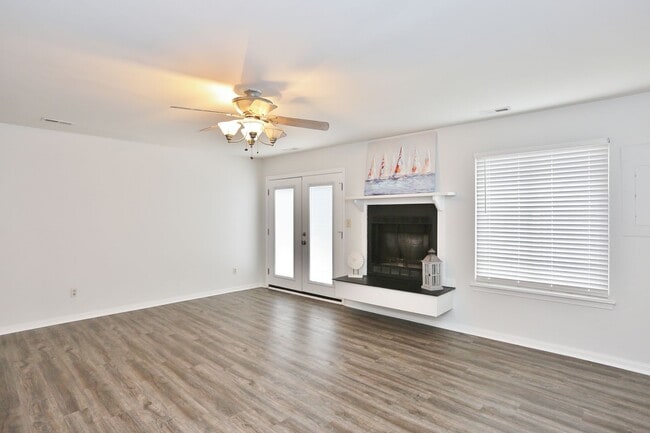 Building Photo - Beautifully Updated Townhome In Ocean Lake...
