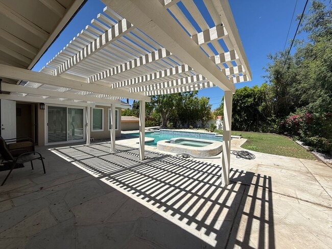 Building Photo - Gorgeous 3 bedrooms, 2.5 baths home