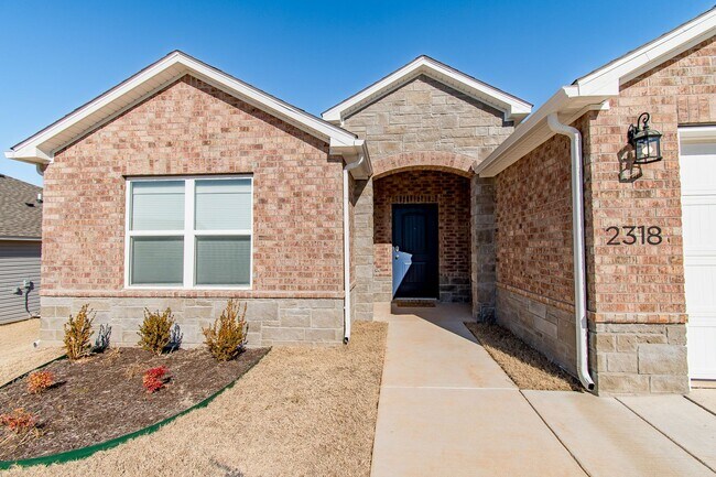 Building Photo - Well-Kept 4-bedroom 2 bath Home in Lowell! GREAT Location!