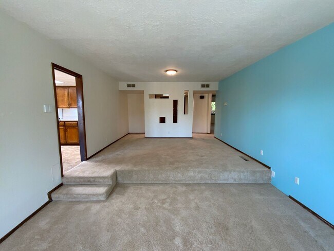 Building Photo - 3 Bedroom Single Story Home Available Near...