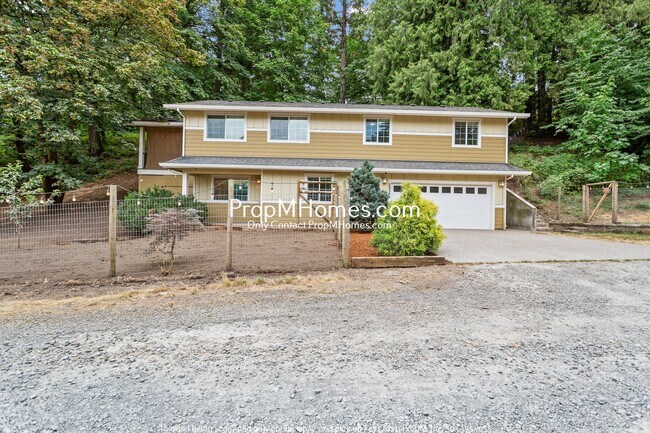 Primary Photo - Vibrant Four-Bedroom Country Retreat with ...