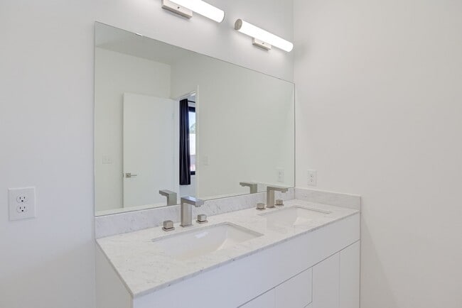 Building Photo - Luxury 3 Bed Townhome in Durham RTP