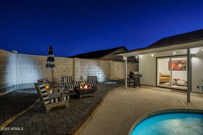 Building Photo - 4526 E Paradise Ln