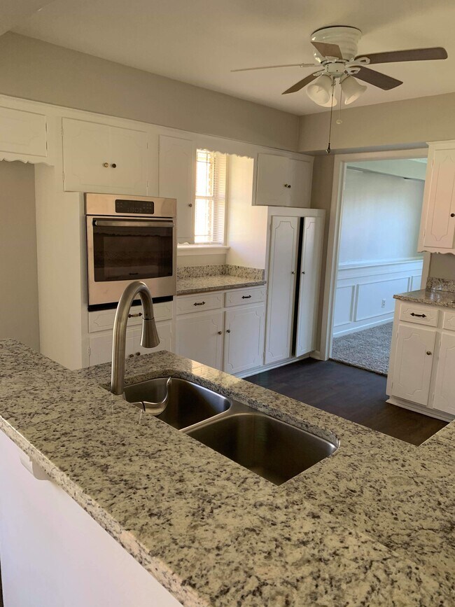 partial kitchen view - 5515 Longleaf Ln