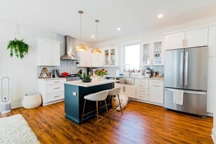 Building Photo - 635 Fairview Ave NE