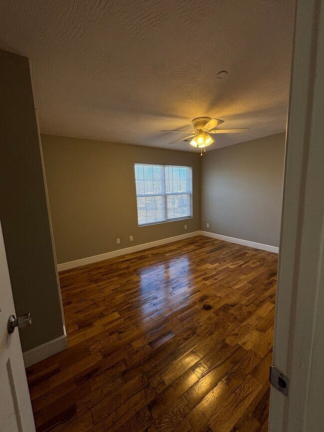 Building Photo - 1316 E Blaine St