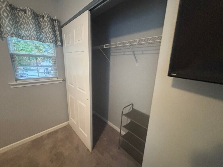 Building Photo - Room in House on Milpass Dr