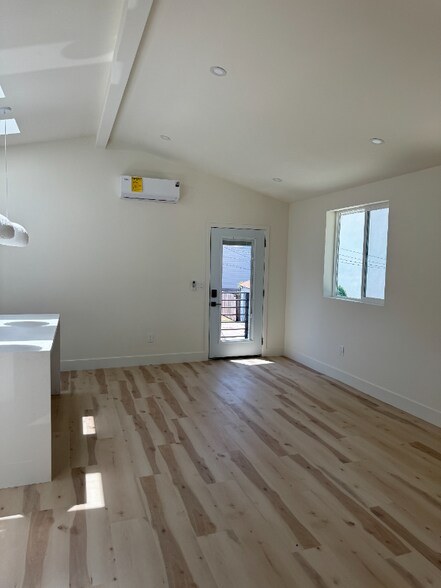 Building Photo - 315 6th Ave