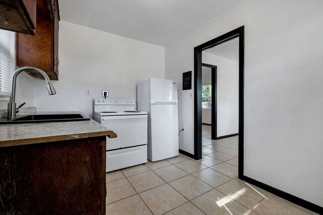 Building Photo - Convenient & Comfortable 1/1 – Updated and...