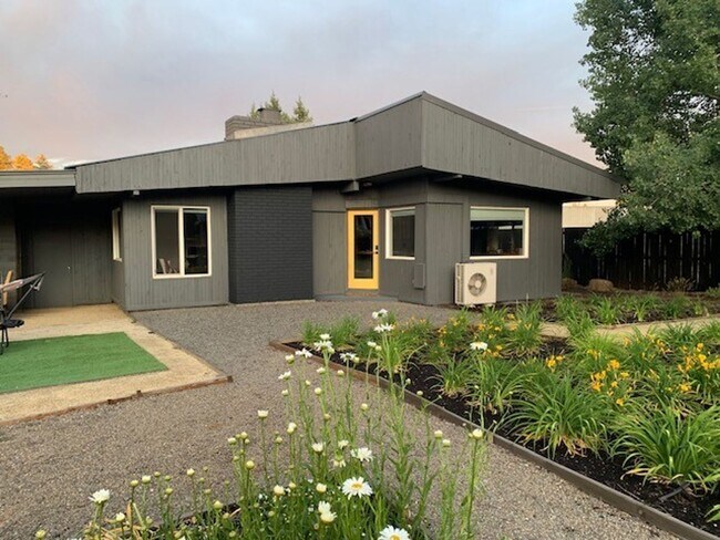 Building Photo - 3 Bed 2 Bath Single level FULLY FURNISHED