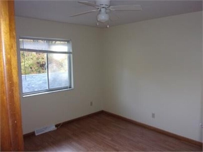 Building Photo - 465 Brentwood Dr